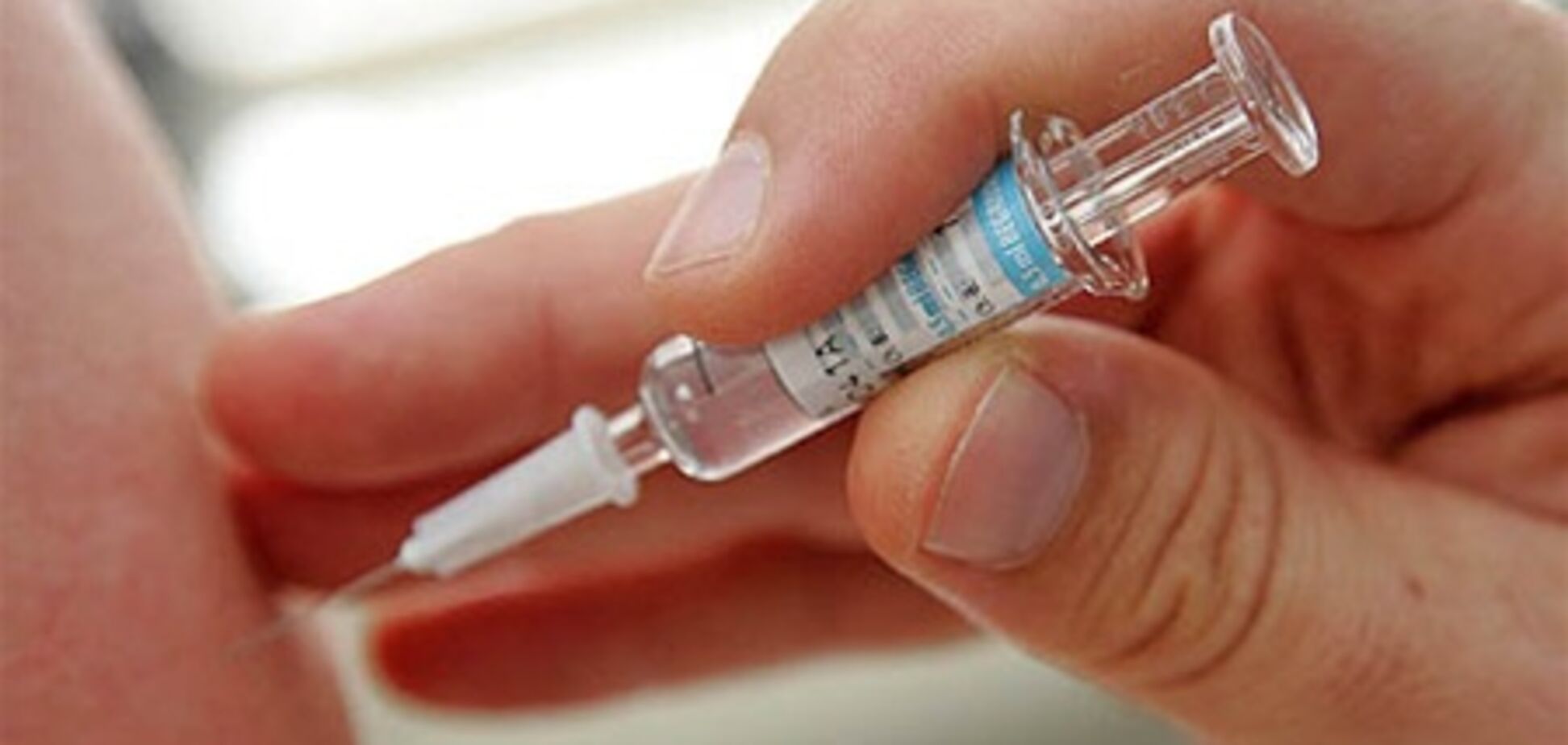 Азаров: украинцы должны знать правду о прививках 