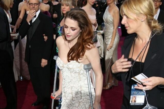 'Оскар' 2013: Кристен Стюарт на костылях