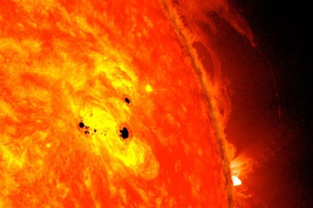 NASA обнаружило на солнце пятна в шесть раз больше Земли