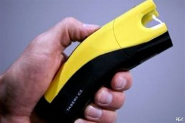 Экипажи российских самолетов оснастят наручниками и электрошокерами