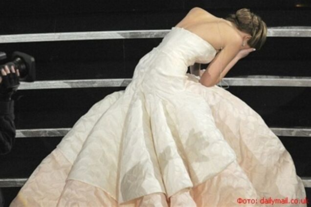 Дженнифер Лоуренс 'пала ниц' на ступеньках Оскара. Фото. Видео