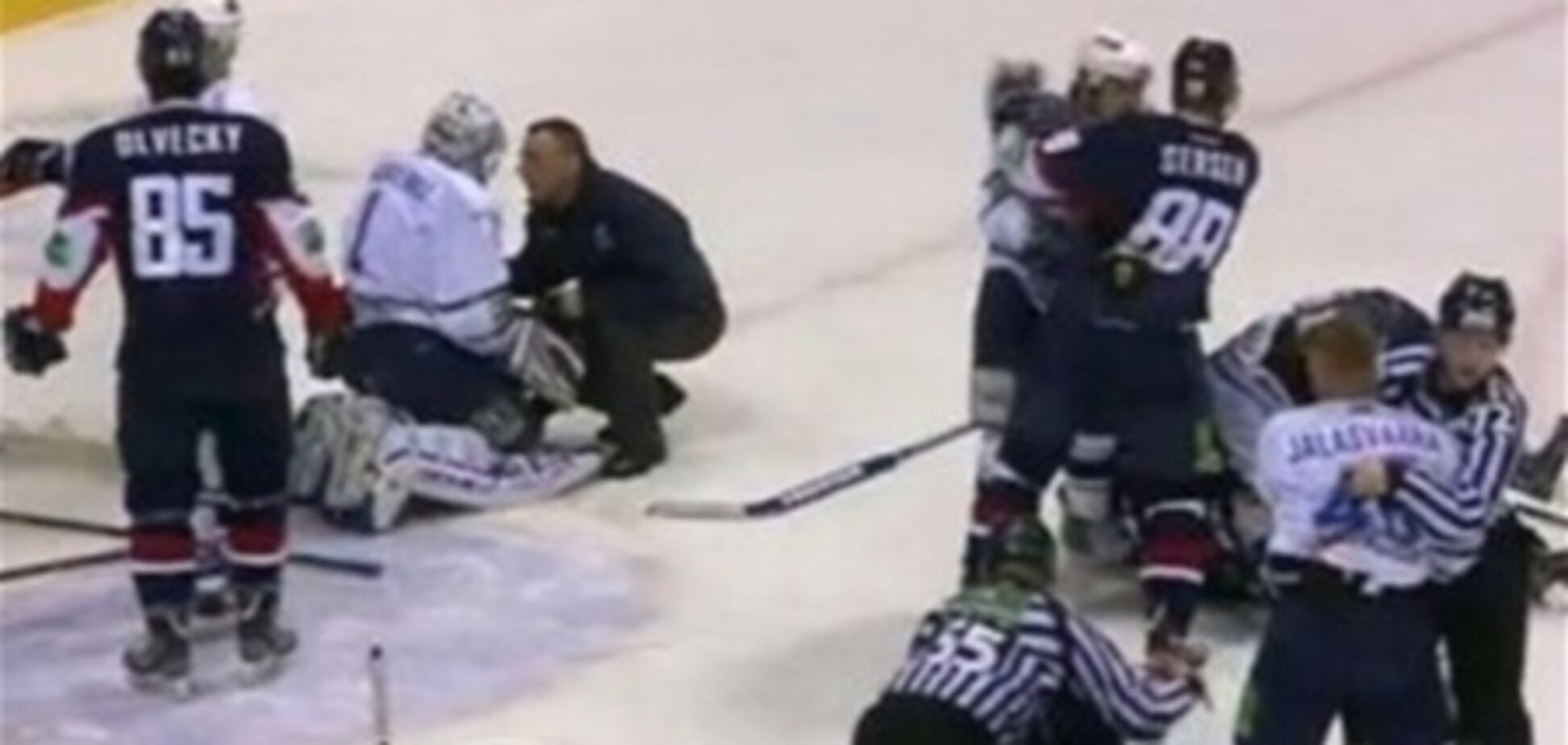 Хоккеисты 'Слована' и 'Динамо' устроили массовою драку