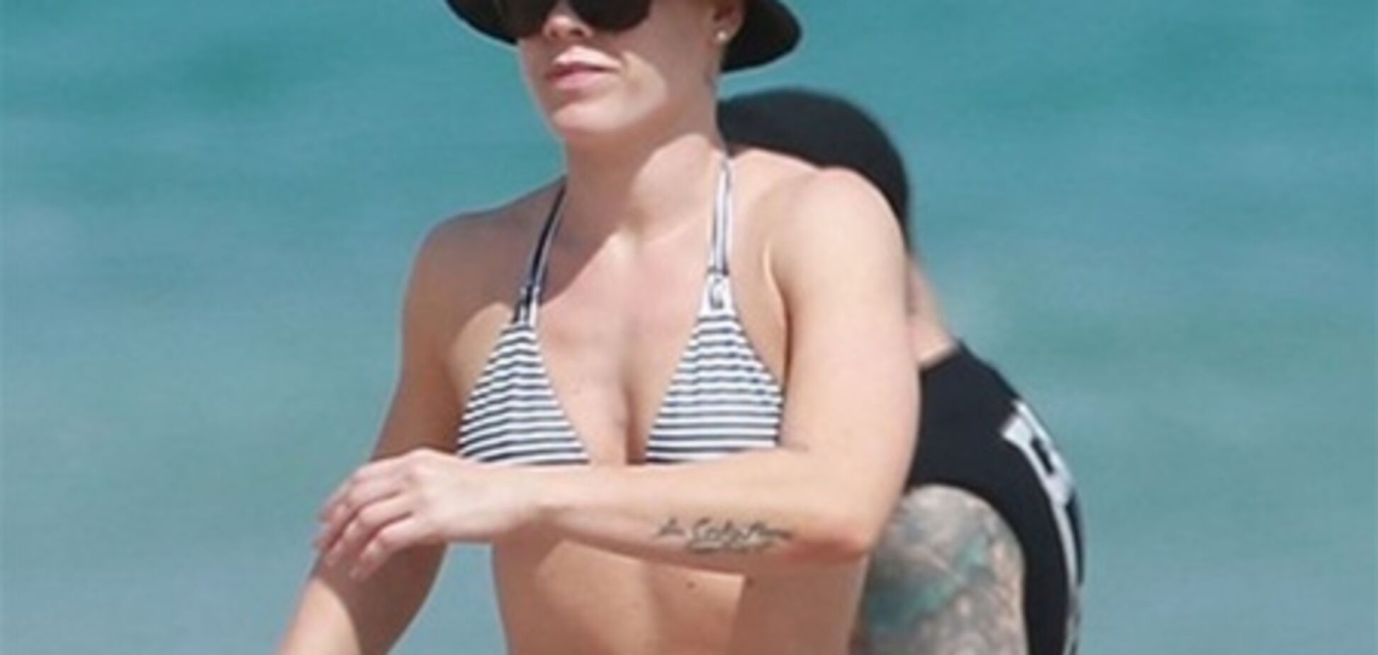 Пинк похвасталась мускулами на пляже. Фото