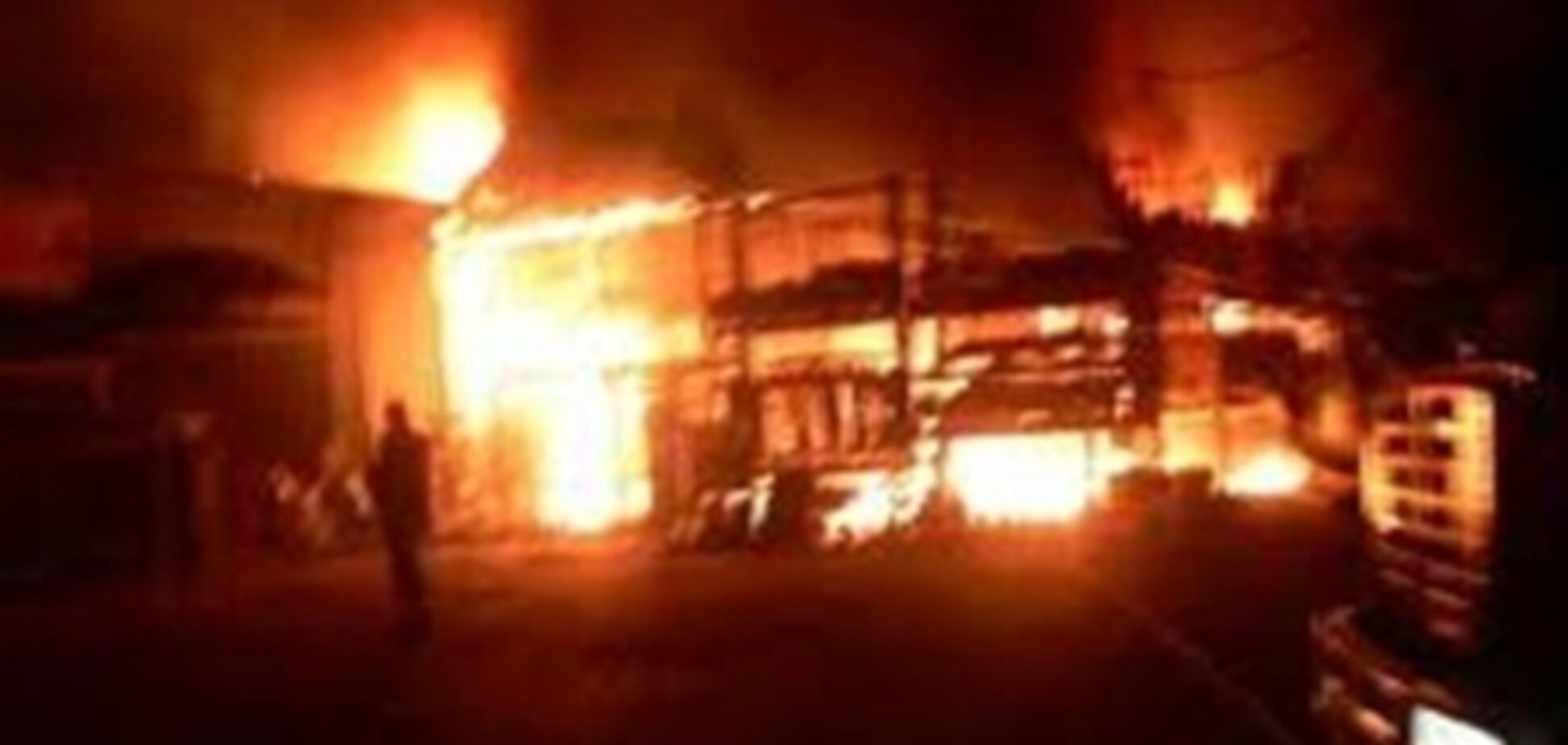 В Днепропетровске масштабный пожар на складе секонд-хенда
