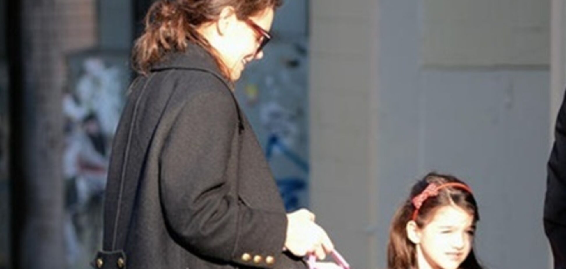 Кэти Холмс разрешает Сури красить ногти в школу. Фото