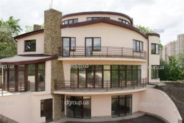 Реконструкция сельского клуба обойдется дороже покупки коттеджа в Киеве