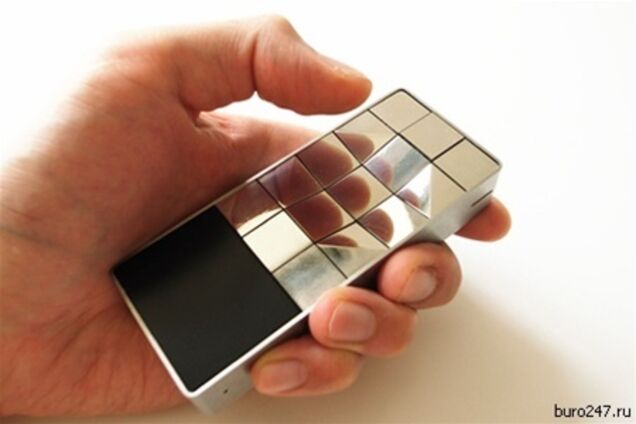 Создан первый мобильный телефон для незрячих. Фото