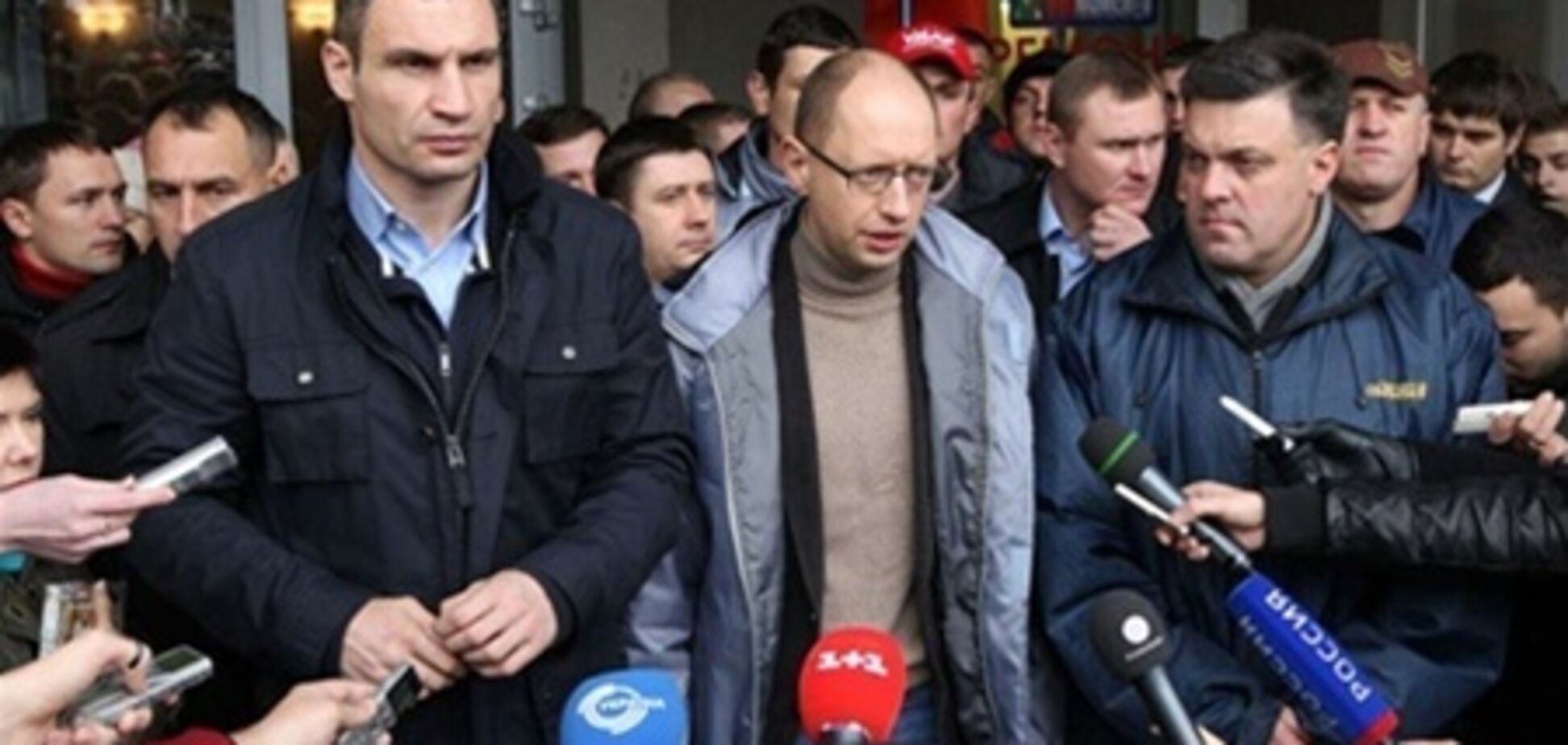 Политолог: Яценюк, Тягнибок и Кличко поссорили оппозицию