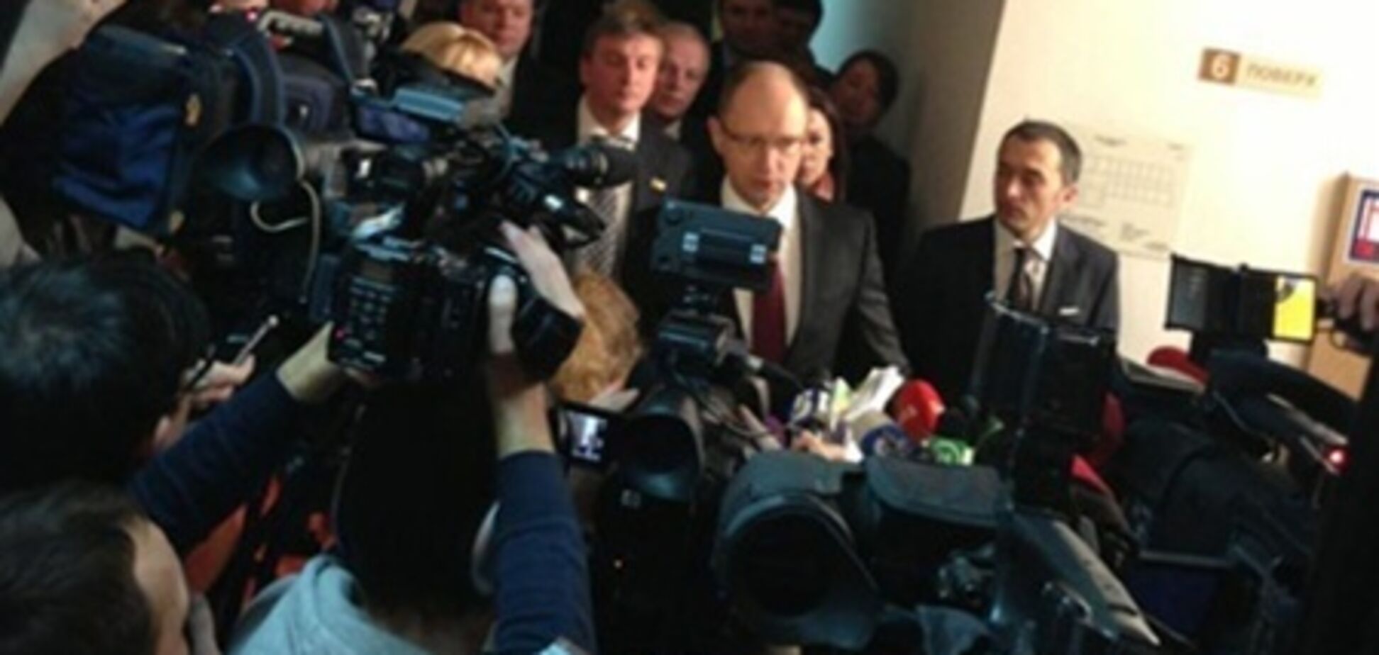 Оппозиция хочет собрать 150 подписей за отставку Азарова