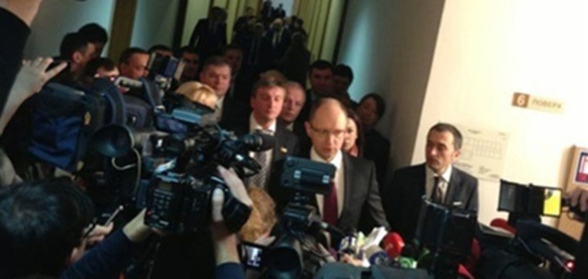 Яценюк в числе 20 оппозиционеров явился на заседание Кабмина