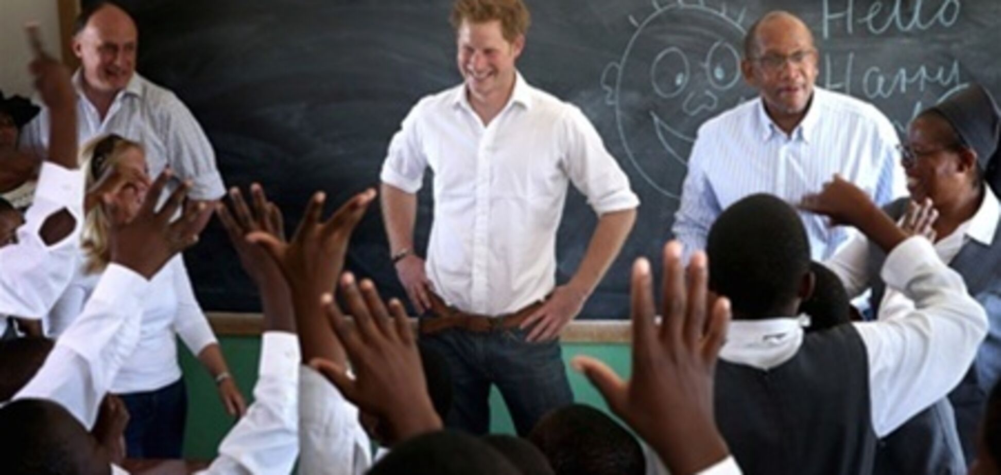 Принц Гарри провел время с глухими детьми. Фото