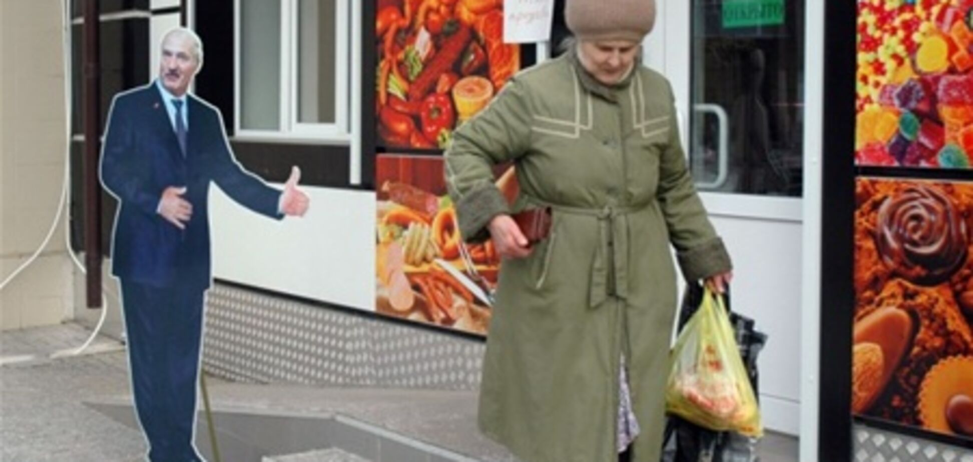 Лукашенко в России приторговывает сосисками. Фото