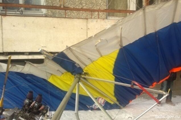 Во дворе дома на Урале упал дельтаплан: есть жертвы. Фото