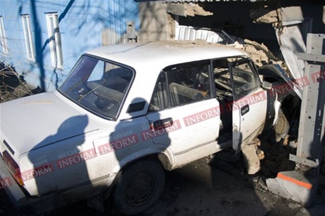 В Измаиле пьяный на 'Жигулях' въехал в жилой дом. Фото, видео