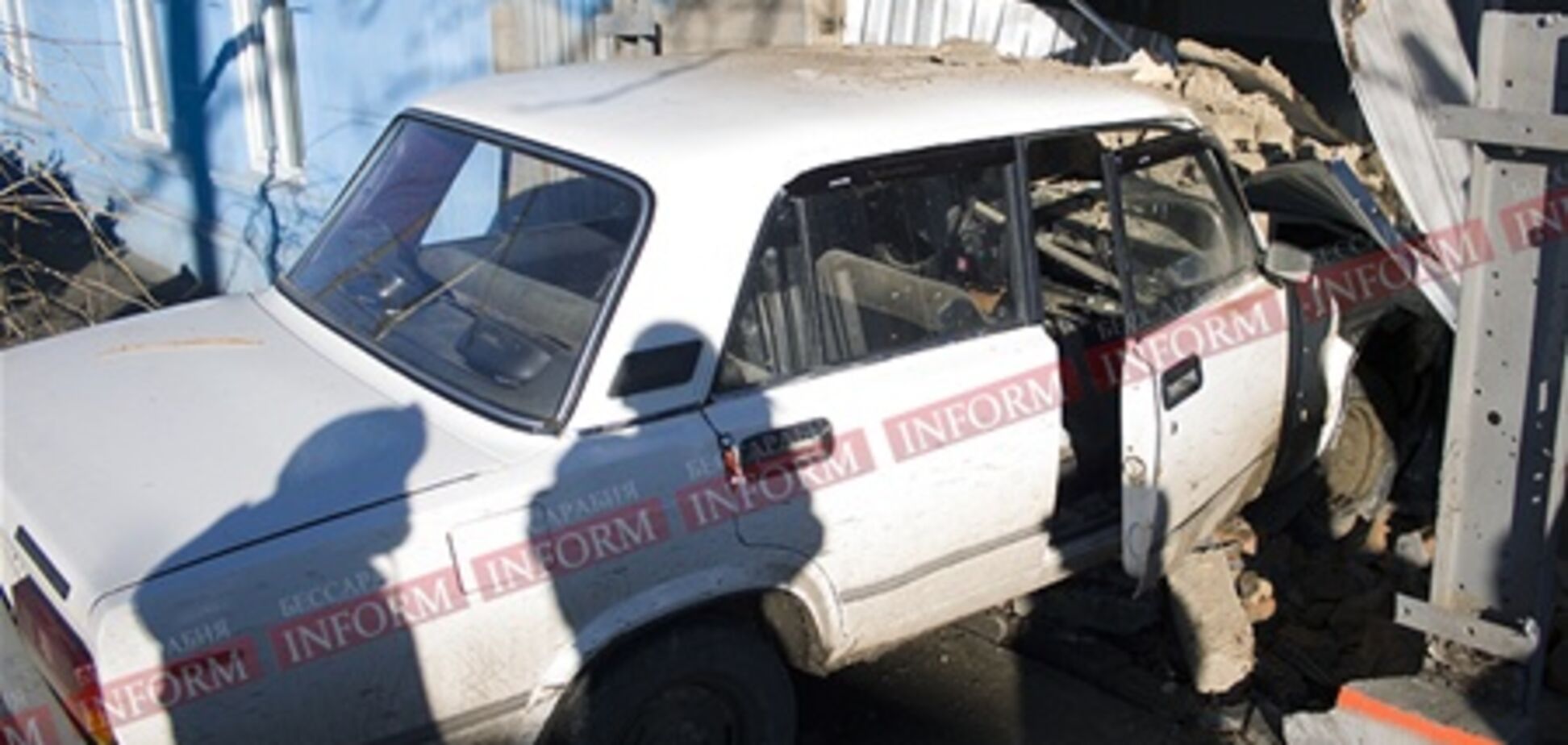 В Измаиле пьяный на 'Жигулях' въехал в жилой дом. Фото, видео