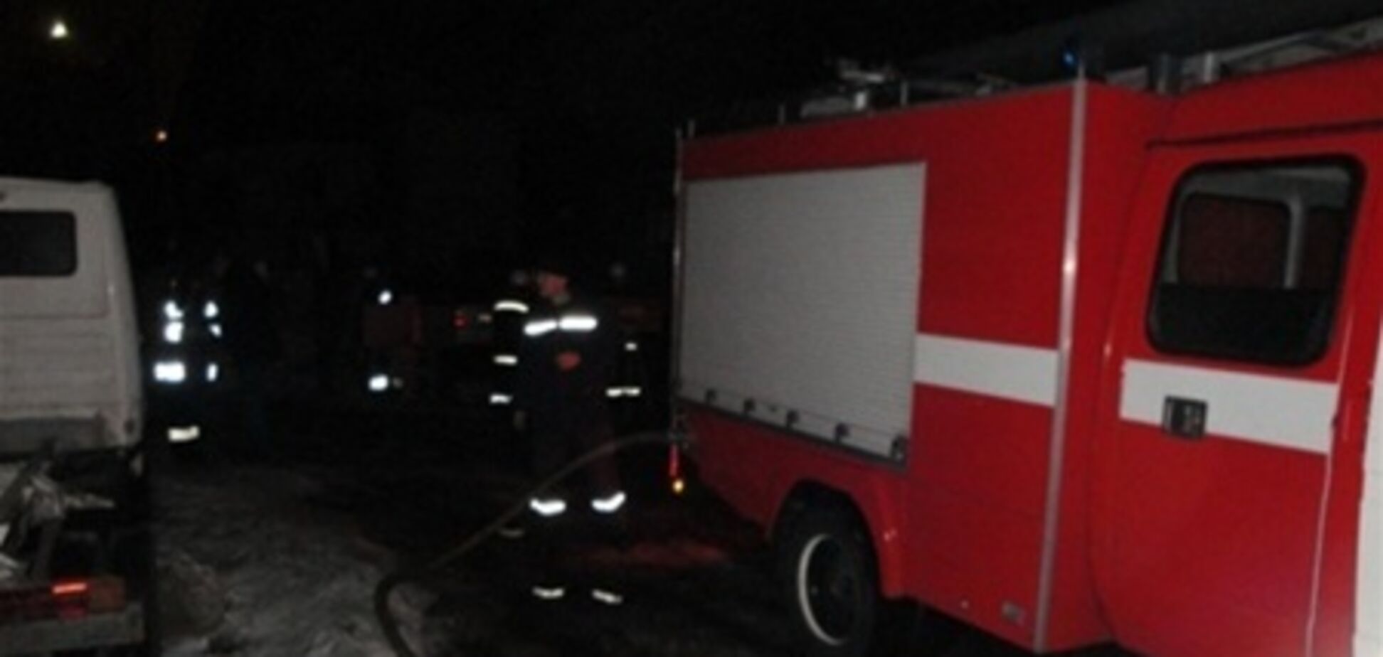 Крупный пожар произошел в гаражном кооперативе Киева