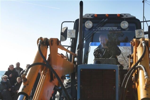 Могилев на экскаваторе снес ворота на пляже в Ялте