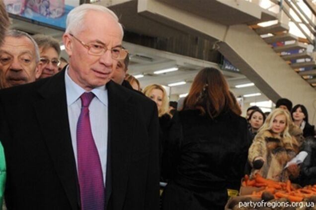 Азаров порекомендовал магазинам становиться удобнее