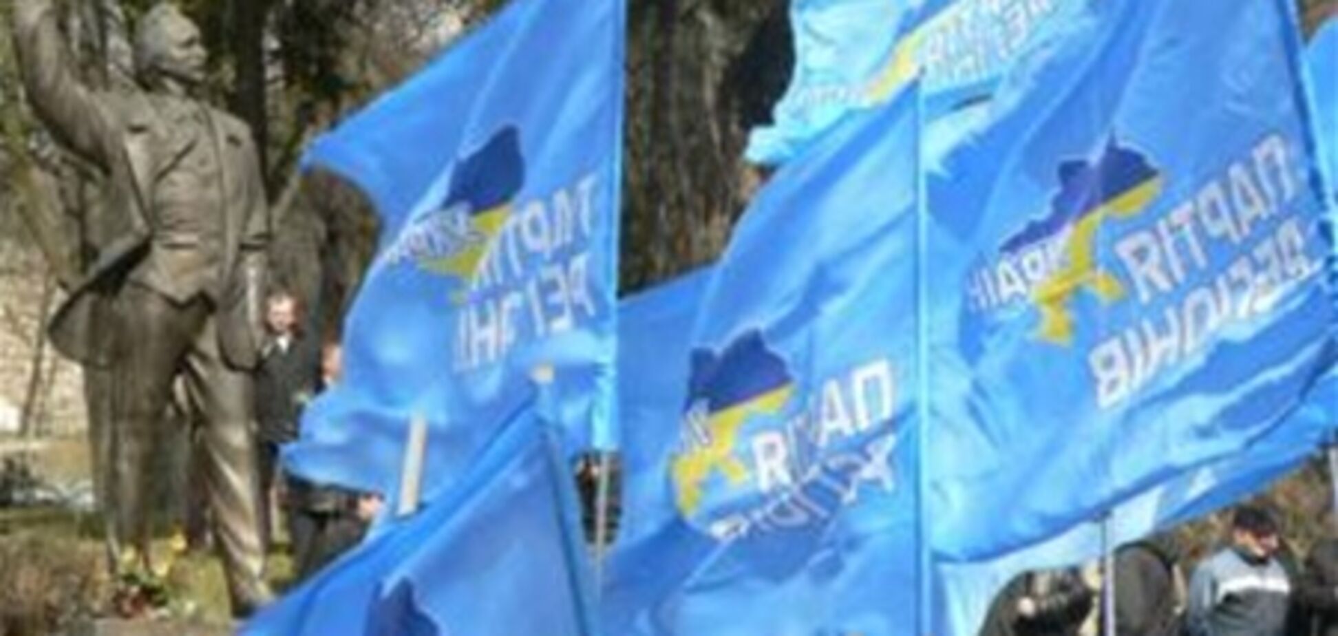 Во Львове подожгли офис Партии регионов