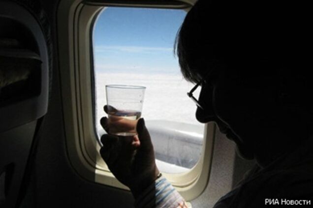 Россиянам хотят запретить пить алкоголь на борту самолетов. Видео