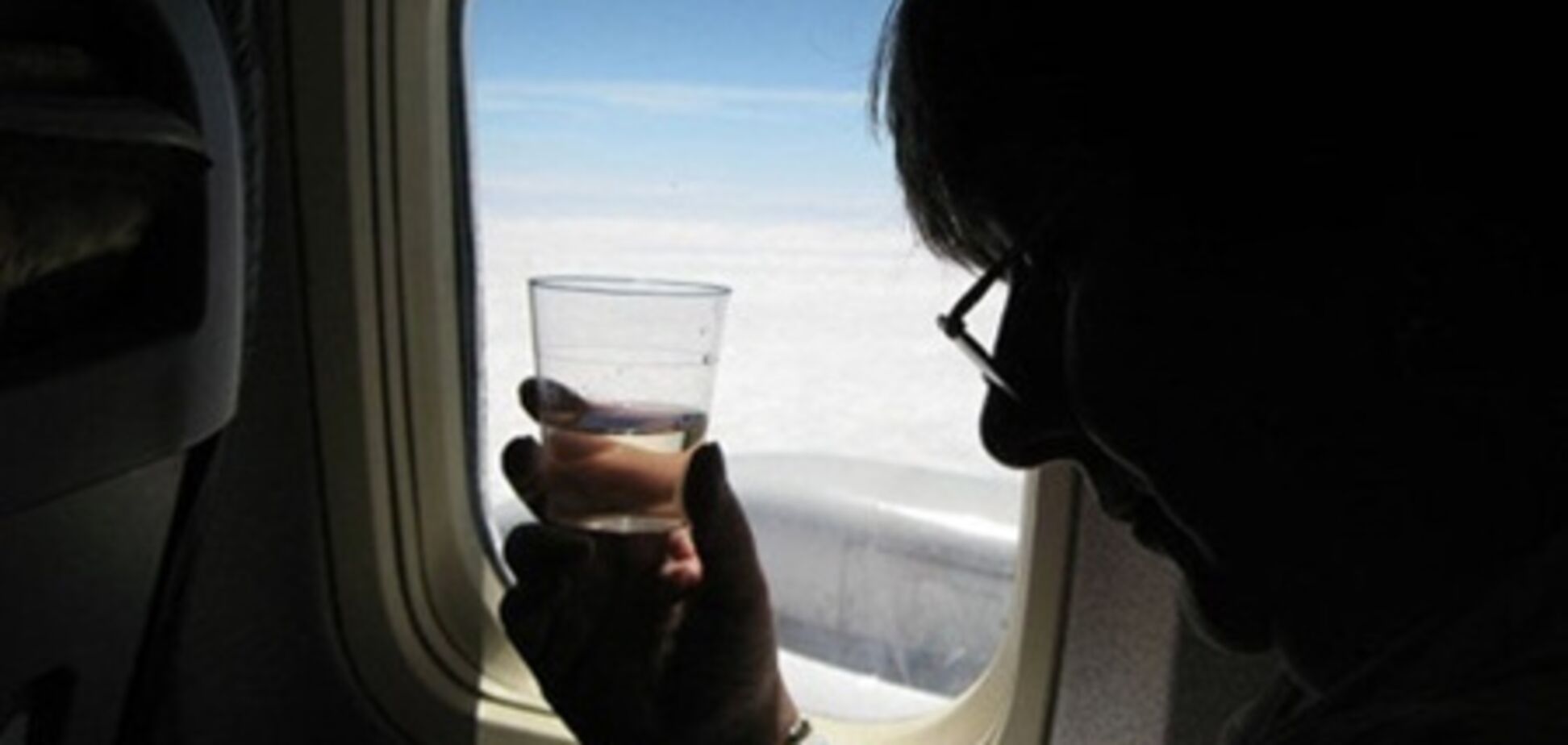 Россиянам хотят запретить пить алкоголь на борту самолетов. Видео