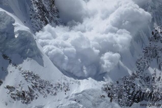 В Крыму на шоссе сошла снежная лавина