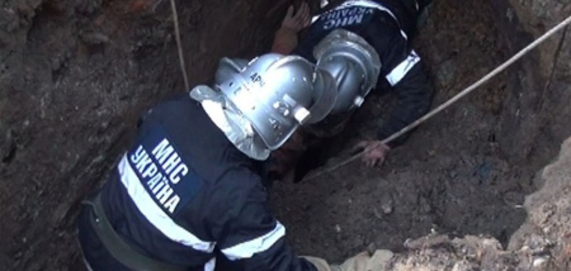 На Прикарпатті чоловіка завалило землею у траншеї. Фото. Відео