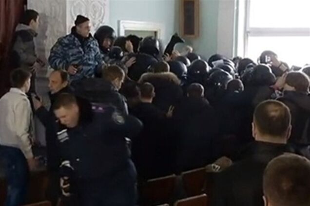 В Главпочтамте разбили мебели и окон на 50 тыс. грн