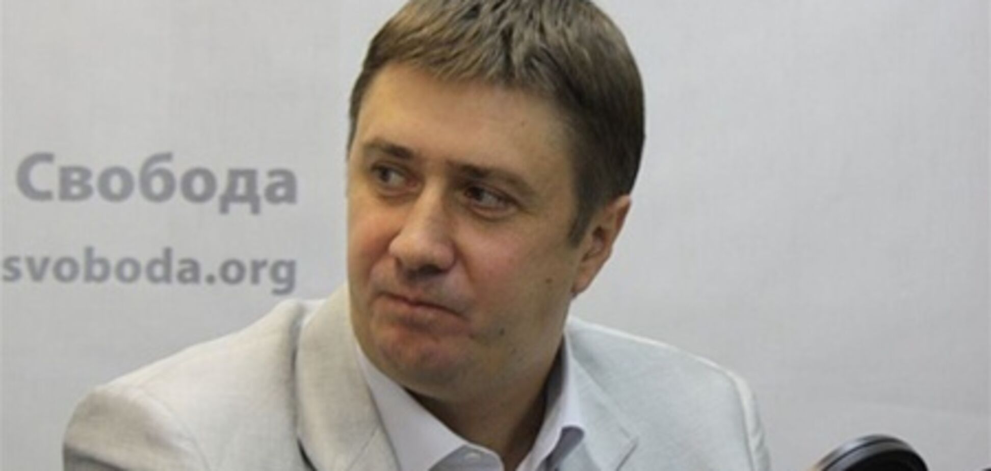 Кириленко носит часы за 3500 грн и костюм от Воронина. Фото