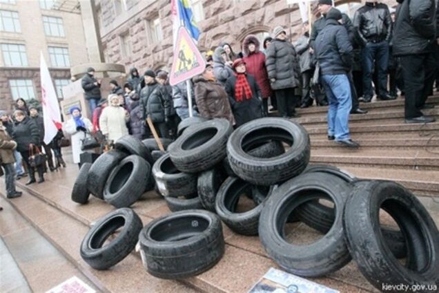 Здание КГГА блокируют около 400 митингующих