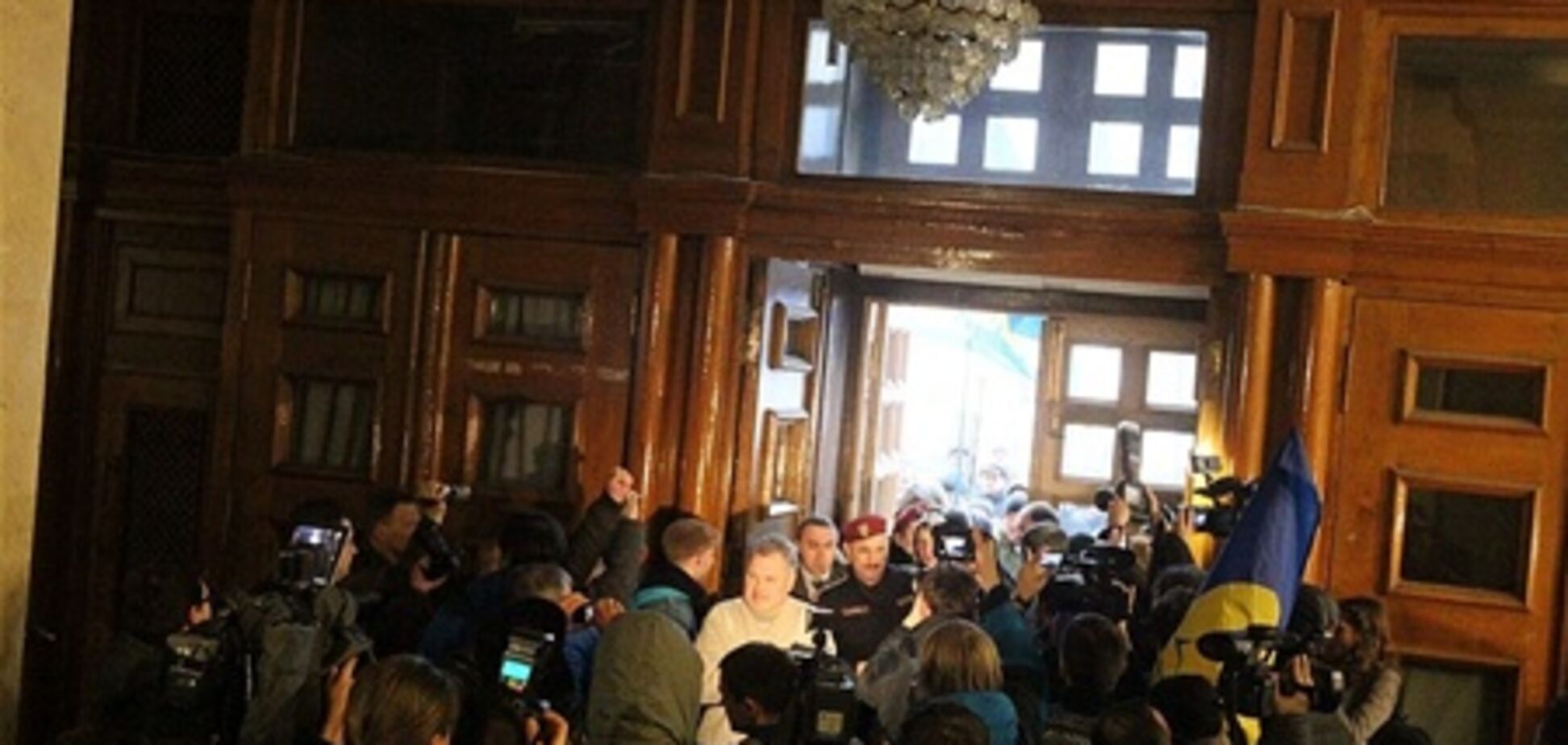 Двери в Киевсовете ломали около 200 человек - милиция