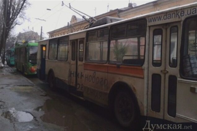 Одесса: электропровода упали на автомобиль