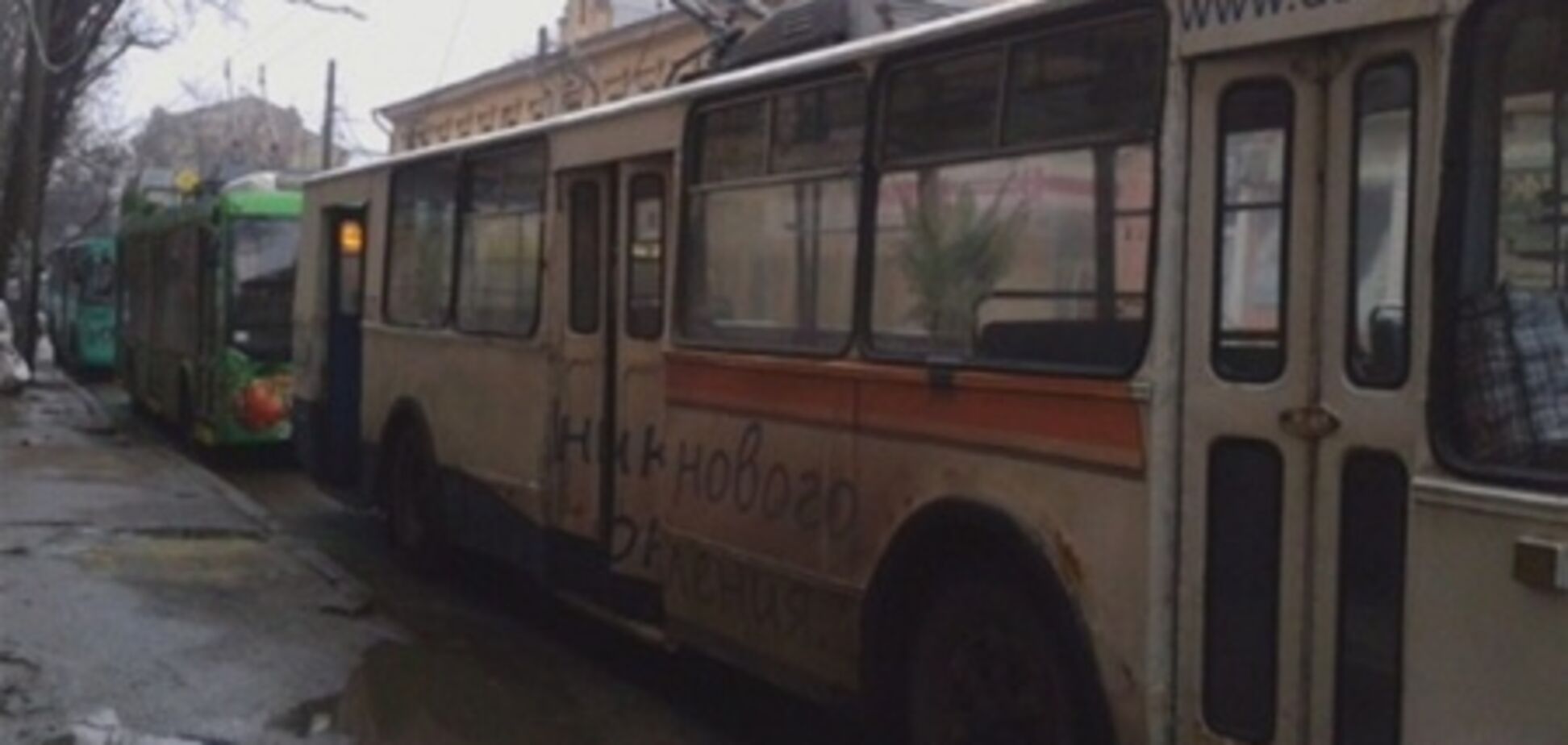 Одесса: электропровода упали на автомобиль