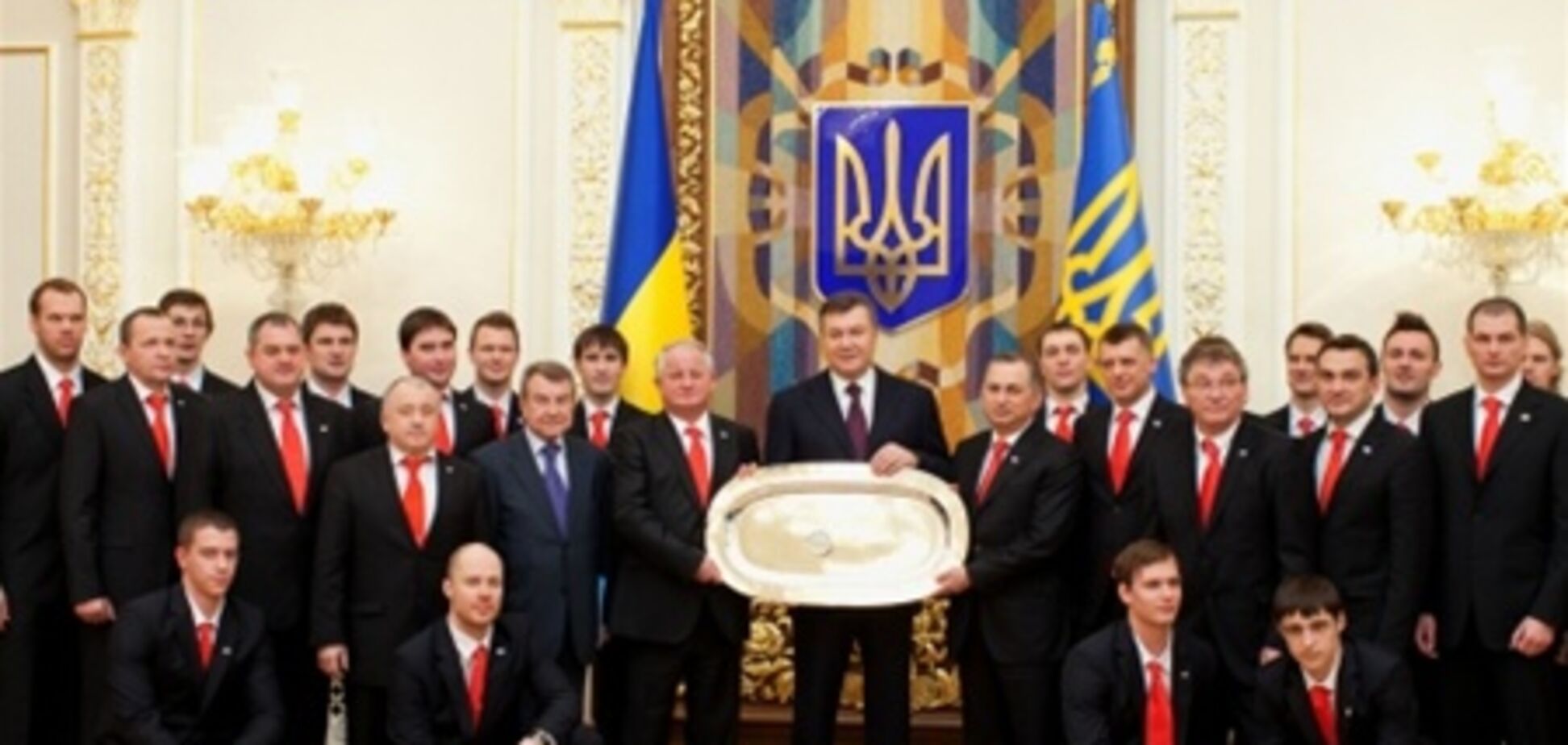Янукович наградил орденами ХК 'Донбасс'
