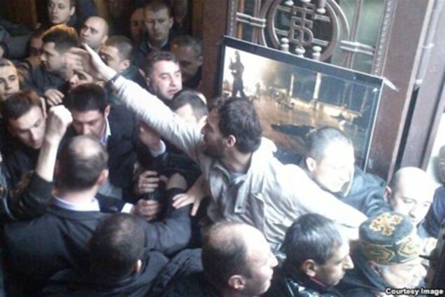 Демонстранты 'загнали' Саакашвили в его резиденцию