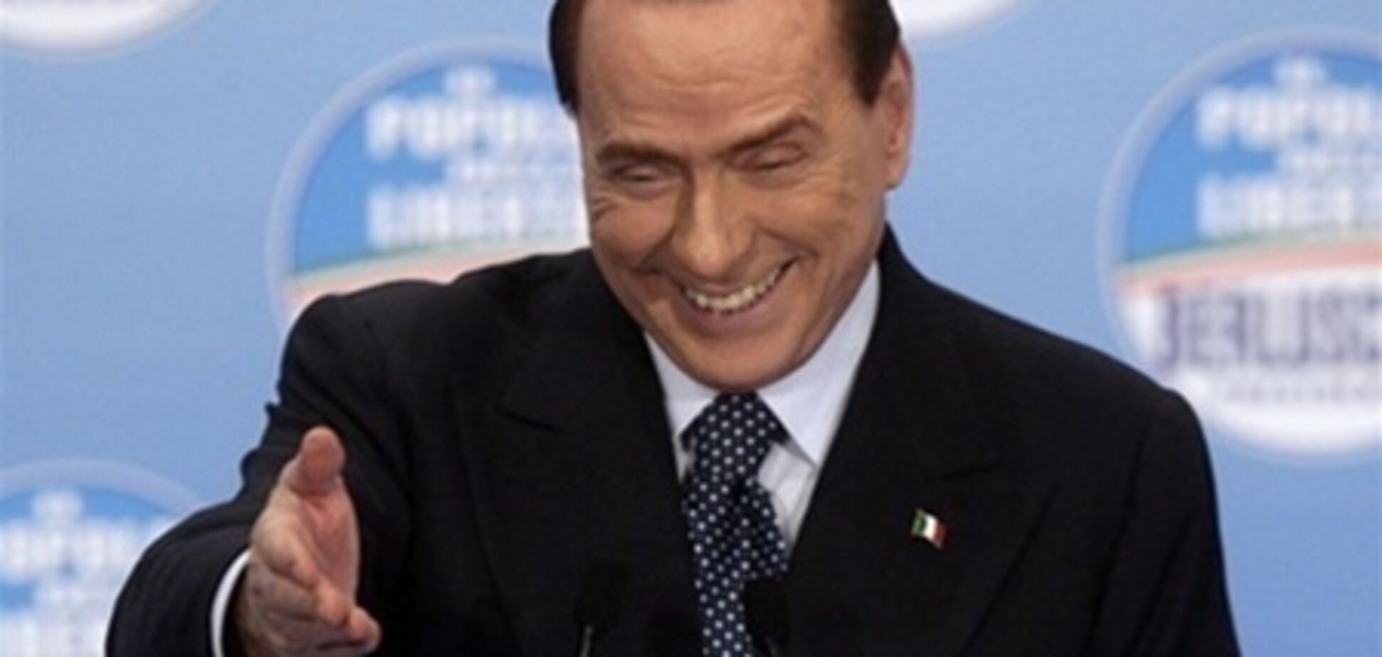 Берлусконі скорочує відрив від опонентів, зачаровуючи італійців