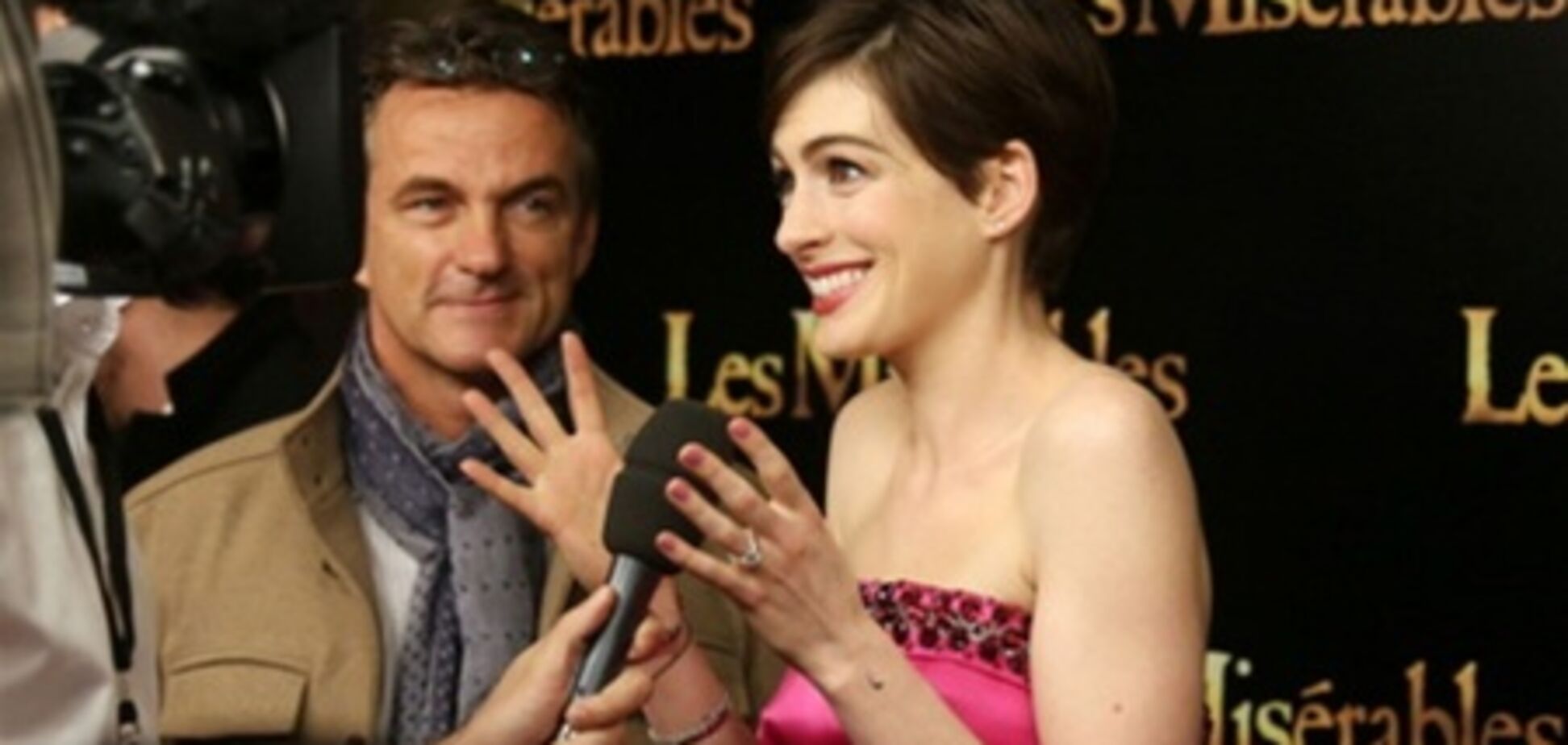 Энн Хэтэуэй в ярко-розовом шелке на красной дорожке