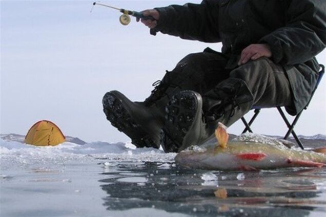 У Дніпропетровську троє рибалок провалилися під лід, двоє загинули