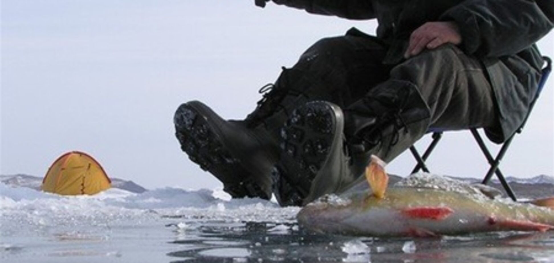 В Днепропетровске трое рыбаков провалились под лед, двое погибли