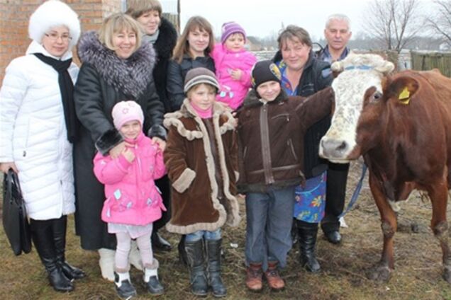 Собирали всей страной – украинцы купили многодетной семье корову. Фото |  Обозреватель | OBOZ.UA