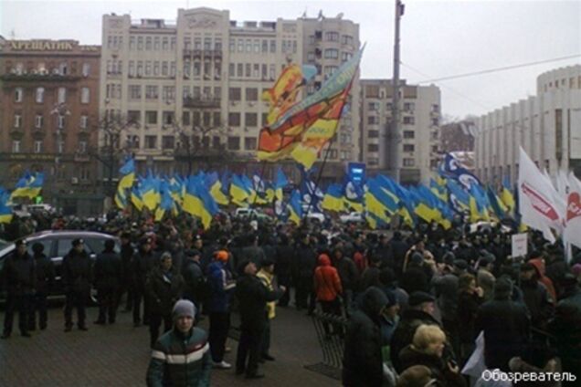 У Украинского дома 450 сторонников Януковича и 300 - противников