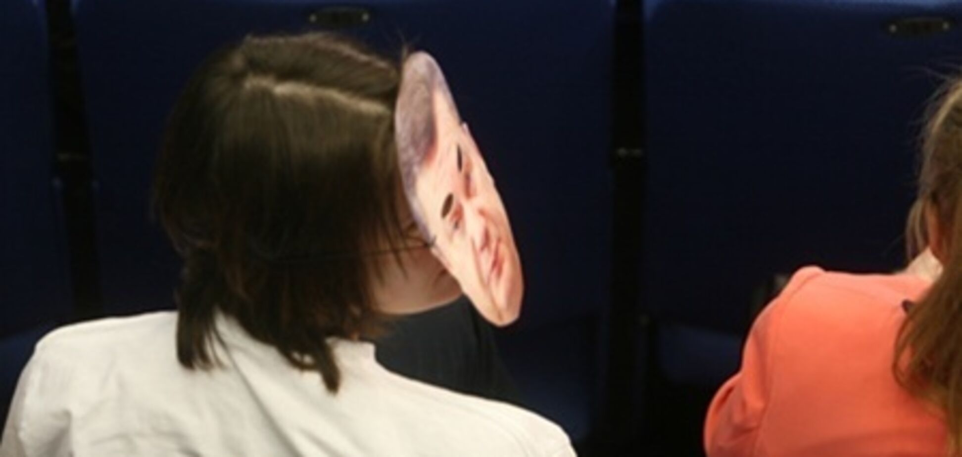 На пресс-конференции Януковича сидят люди в масках. Фото