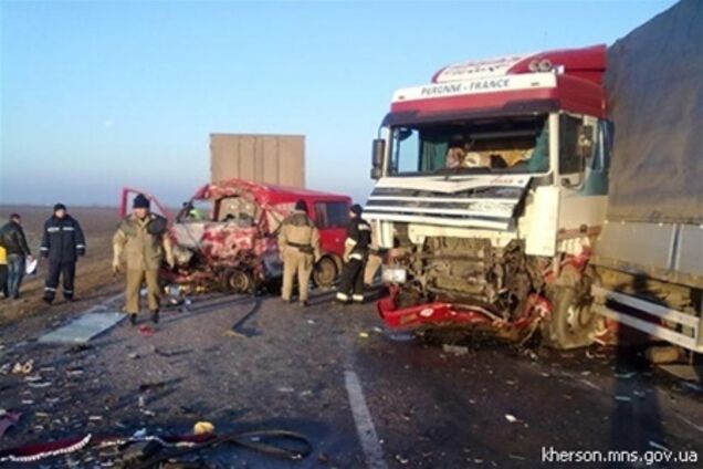 Трагічне ДТП на Херсонщині: мікроавтобус зіткнувся з вантажівкою