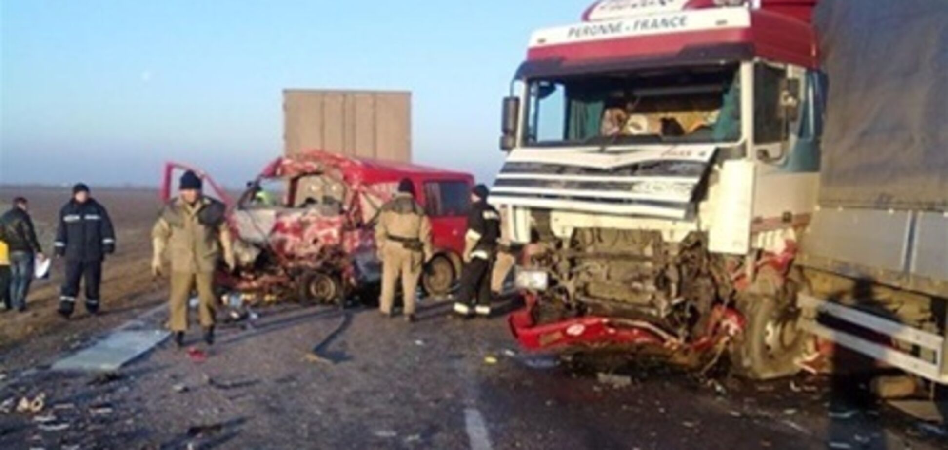 Трагическое ДТП на Херсонщине: микроавтобус столкнулся с грузовиком