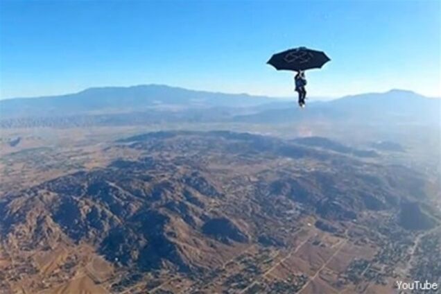Американец решил воспользоваться зонтом вместо парашюта. Видео
