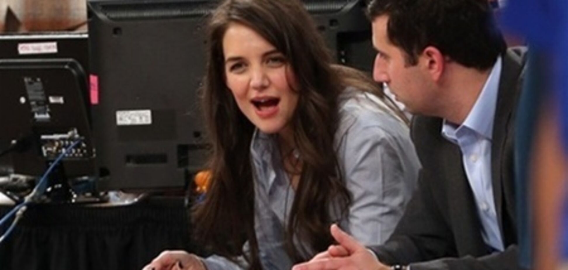 Кэти Холмс с незнакомцем болеет за NY Knicks. Фото