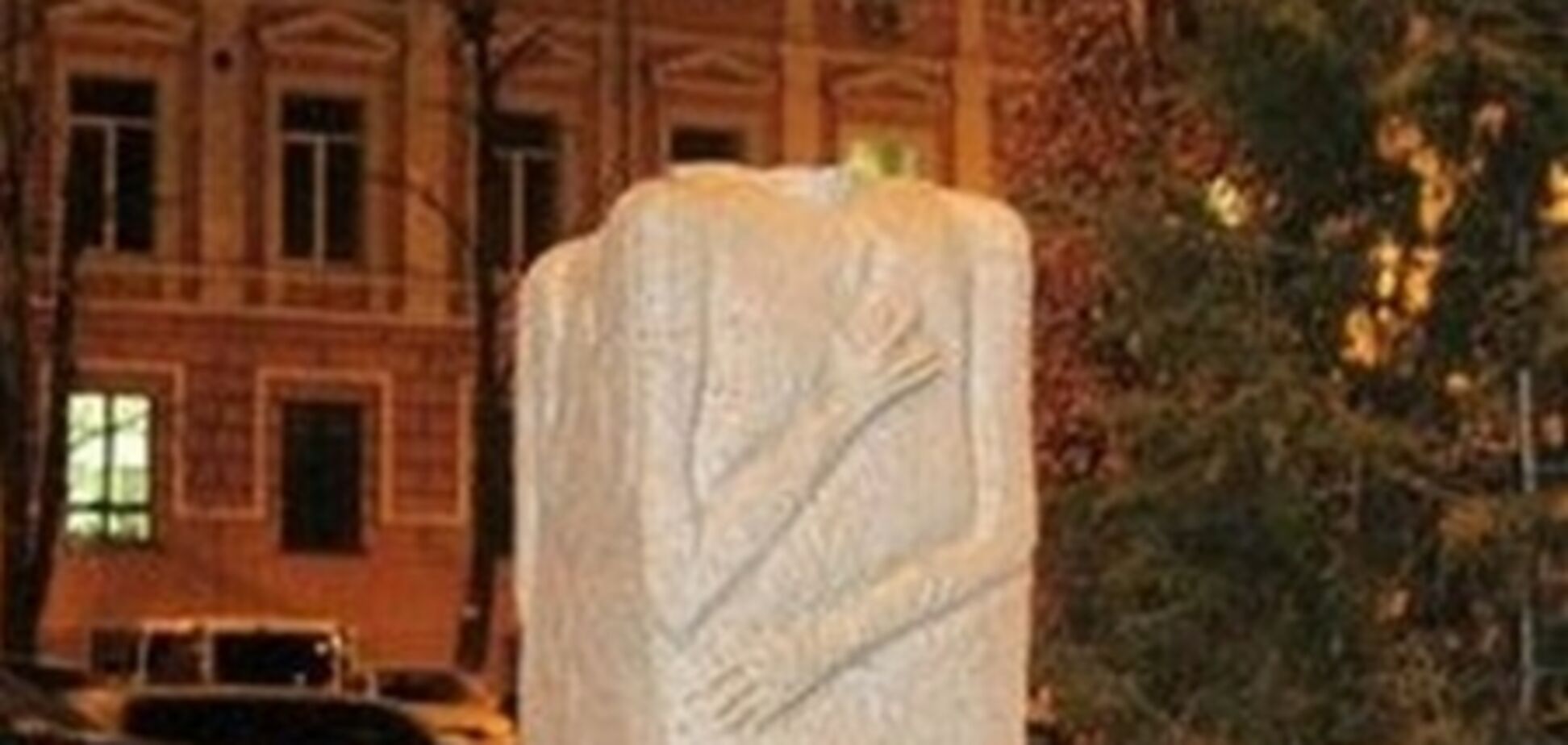 На Софийской площади в Киеве вандалы обезглавили Свитовида