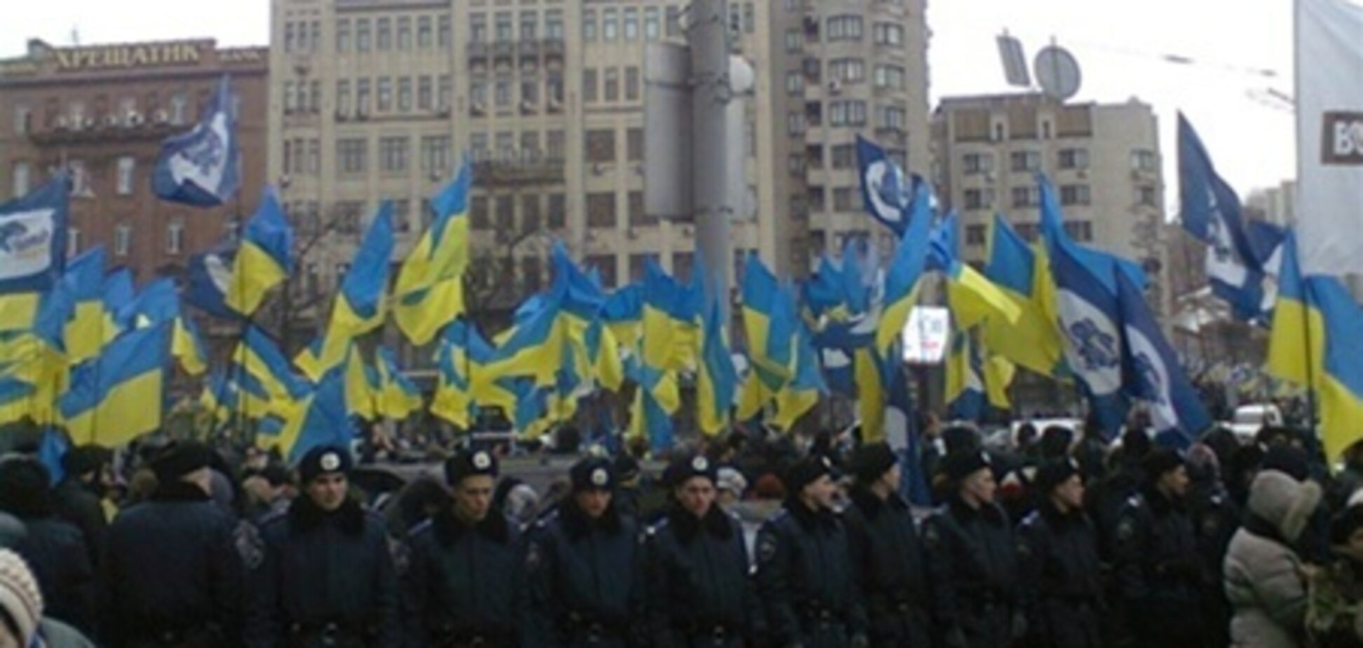 Несколько сот милиционеров охраняют порядок у Украинского дома