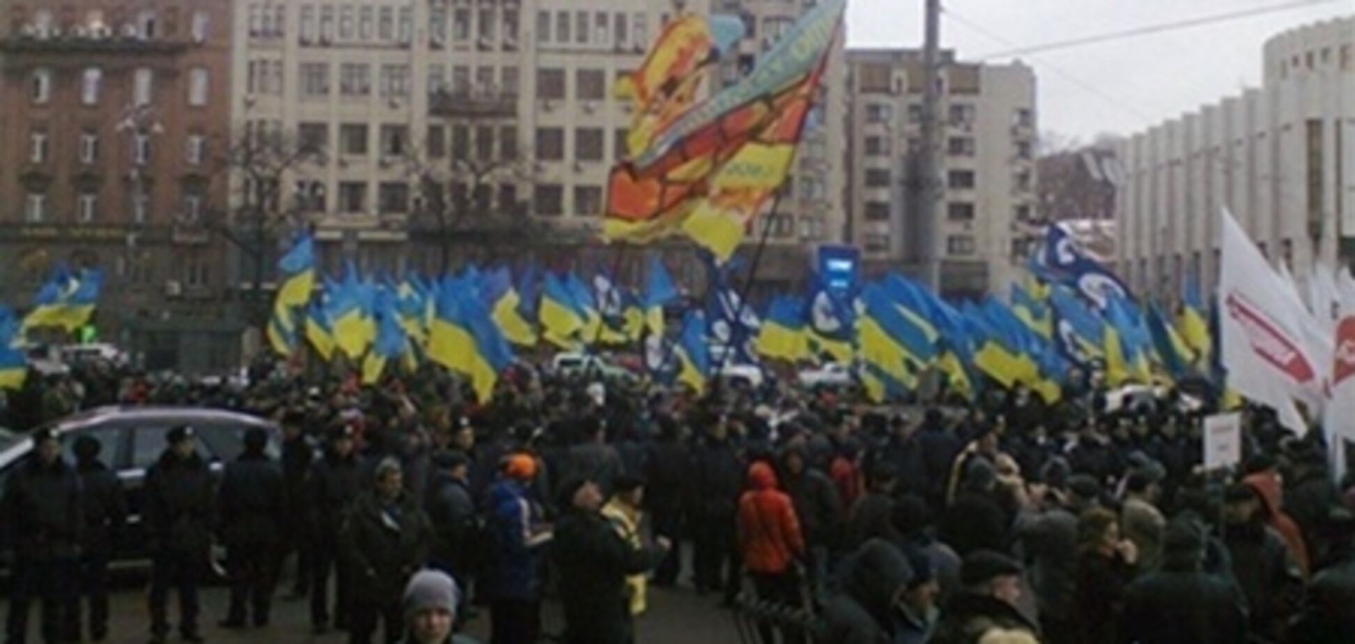 Оппозиция закончила митинг возле Украинского дома