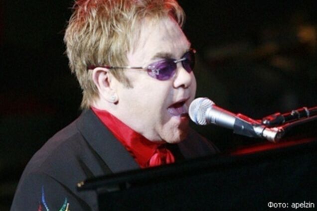 Мини-концерт Элтона Джона продали за внушительную сумму